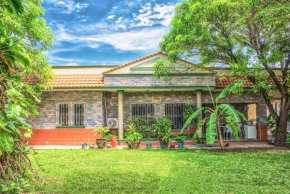 Casa grande y privada, jardín & estacionamiento